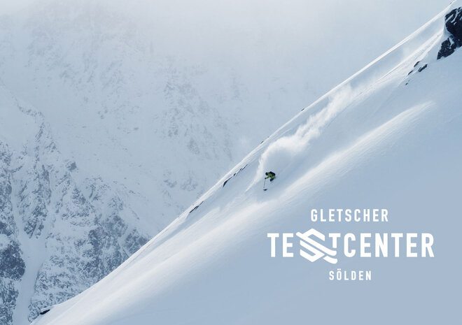 Ein Skifahrer fährt einen steilen, verschneiten Berghang hinunter, wobei der Text Gletscher Testcenter Sölden über das Bild gelegt ist.